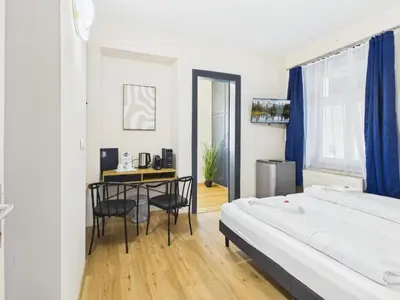 Ein Bett oder Betten in einem Zimmer der Unterkunft CROWN LIVING Villa Blumenau Studios Lustenau - Nahe Schweizer Grenze, ideal für Feriengäste und Geschäftsreisende, Parkplatz, Self Check-in