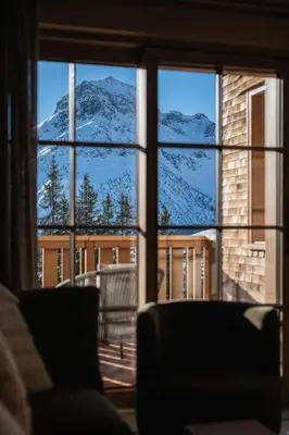 Ein allgemeiner Bergblick oder ein Berglick von des Aparthotels aus