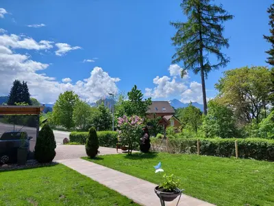 Ein Garten an der Unterkunft In den Bergen