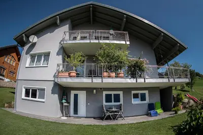 Das Gebäude in dem sich die Ferienwohnung befindet
