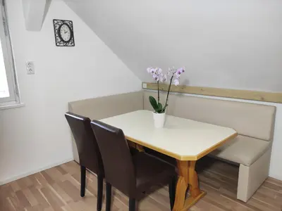 Ein Sitzbereich in der Unterkunft Apartment Anna mit Ladestation für E-Autos
