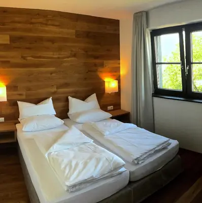 Ein Bett oder Betten in einem Zimmer der Unterkunft Hotel Café Schatz