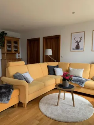 Ein Sitzbereich in der Unterkunft Ferienwohnung Alpenglück