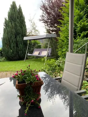 Ein Garten an der Unterkunft Ferienwohnung Alpenglück
