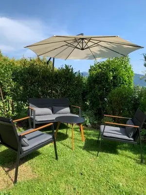 Ein Garten an der Unterkunft Ferienwohnung Alpenglück