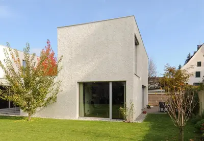 Das Gebäude in dem sich das Ferienhaus befindet