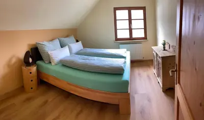 Ein Bett oder Betten in einem Zimmer der Unterkunft Neu renoviertes 2Zi Appartment im DG