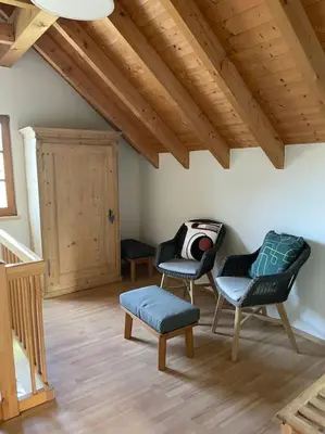 Ein Sitzbereich in der Unterkunft Neu renoviertes 2Zi Appartment im DG