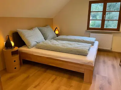 Ein Bett oder Betten in einem Zimmer der Unterkunft Neu renoviertes 2Zi Appartment im DG