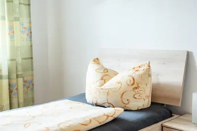 Ein Bett oder Betten in einem Zimmer der Unterkunft Pension Stein nahe Feldkirch ruhige Zimmer für Reisende und Monteure inklusive Frühstück