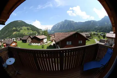 Ein allgemeiner Bergblick oder ein Berglick von der Ferienwohnung aus