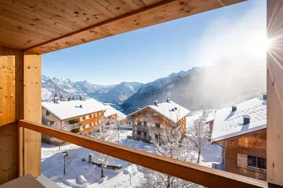 Ein allgemeiner Bergblick oder ein Berglick von des Ferienparks aus