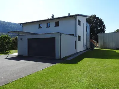 Das Gebäude in dem sich das Ferienhaus befindet