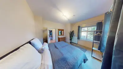 Ein Bett oder Betten in einem Zimmer der Unterkunft CROWN LIVING Villa Schillerstraße Dornbirn - Historisches Wohnen, nostaltigsches Apartment, ideal für Feriengäste und Geschäftsreisende, Parkplatz, zentrumsnah, Self Check-in