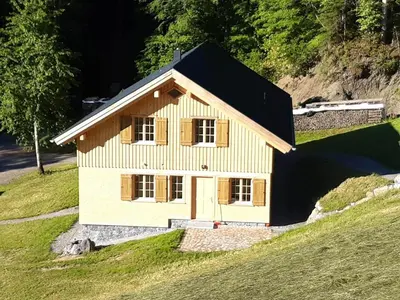 Das Gebäude in dem sich das Ferienhaus befindet