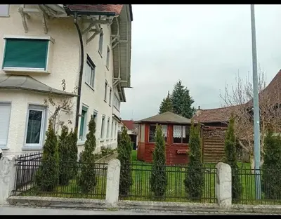 Das Gebäude in dem sich das Privatzimmer befindet