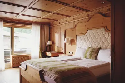 Ein Bett oder Betten in einem Zimmer der Unterkunft Burg Hotel Lech am Arlberg