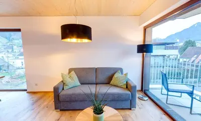 Ein Sitzbereich in der Unterkunft Urban-Apartmenthaus zwischen Berg und See