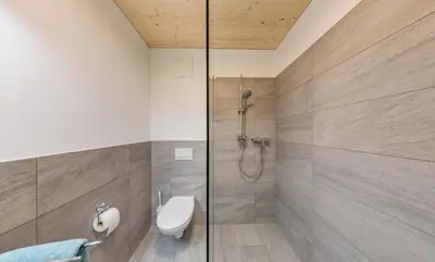 Ein Badezimmer in der Unterkunft Urban-Apartmenthaus zwischen Berg und See
