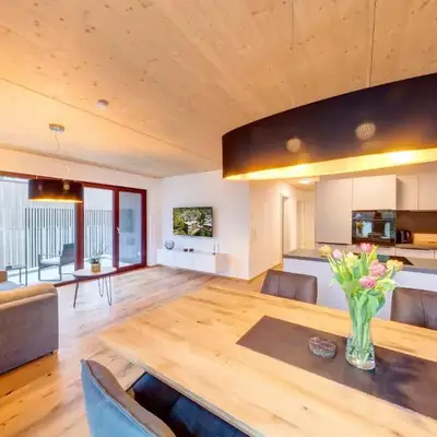 Urban-Apartmenthaus zwischen Berg und See