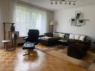 Ein Sitzbereich in der Unterkunft Haus mit schönem Garten