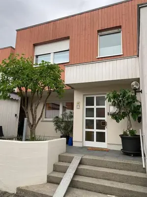 Das Gebäude in dem sich das Ferienhaus befindet