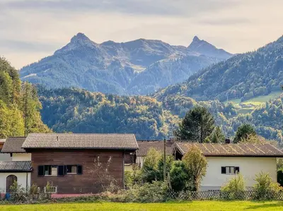 Ein allgemeiner Bergblick oder ein Berglick von der Ferienwohnung aus
