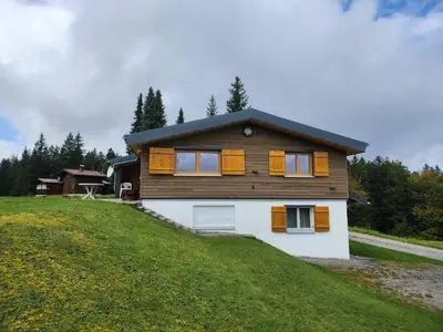 Das Gebäude in dem sich das Ferienhaus befindet