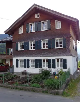 Das Gebäude in dem sich die Ferienwohnung befindet