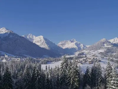 Ein allgemeiner Bergblick oder ein Berglick von des Ferienhauses aus