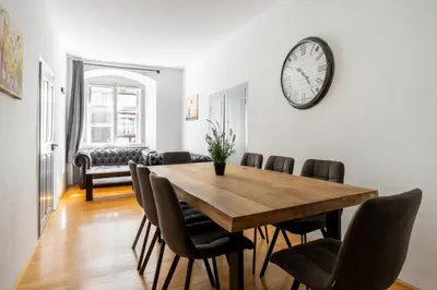 Ein Sitzbereich in der Unterkunft homy Downtown Elegance
