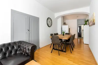 Ein Sitzbereich in der Unterkunft homy Downtown Elegance