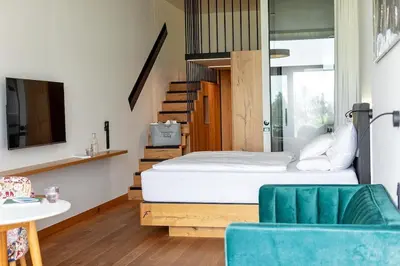 Ein Bett oder Betten in einem Zimmer der Unterkunft Design-Chalet mit Teilseeblick, Pool, Spa & Restaurant