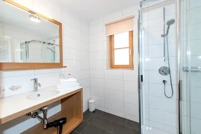 Ein Badezimmer in der Unterkunft Alpin Chalet Schröcken