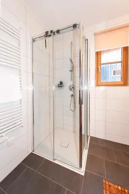 Ein Badezimmer in der Unterkunft Alpin Chalet Schröcken
