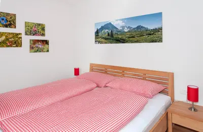 Ein Bett oder Betten in einem Zimmer der Unterkunft Alpin Chalet Schröcken