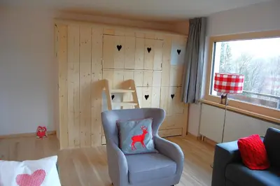 Ein Sitzbereich in der Unterkunft Ferienwohnung Enzian by Alpenfeder