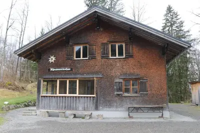 Das Gebäude in dem sich das Ferienhaus befindet