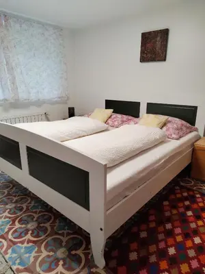 Ein Bett oder Betten in einem Zimmer der Unterkunft Doppelzimmer mit Gemeinschaftsbad und kleiner Küche Nannen 382