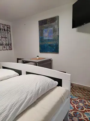 Ein Bett oder Betten in einem Zimmer der Unterkunft Doppelzimmer mit Gemeinschaftsbad und kleiner Küche Nannen 382