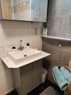 Ein Badezimmer in der Unterkunft Doppelzimmer mit Gemeinschaftsbad und kleiner Küche Nannen 382