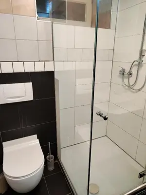 Ein Badezimmer in der Unterkunft Doppelzimmer mit Gemeinschaftsbad und kleiner Küche Nannen 382