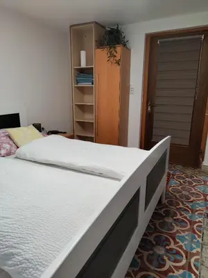 Ein Bett oder Betten in einem Zimmer der Unterkunft Doppelzimmer mit Gemeinschaftsbad und kleiner Küche Nannen 382