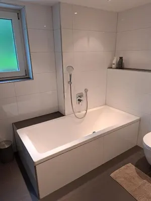 Ein Badezimmer in der Unterkunft Geräumige Ferienwohnung mit eigenem Garten, Klaus