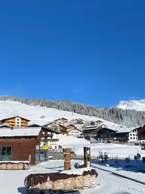 Ein allgemeiner Bergblick oder ein Berglick von des Chalets aus