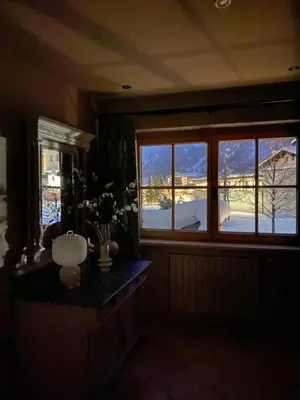 Blick auf einen Fluss in der Nähe des Chalets