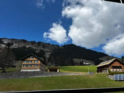 Ein allgemeiner Bergblick oder ein Berglick von der Ferienwohnung aus