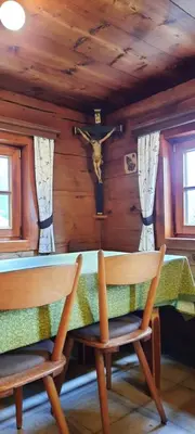 Ein Sitzbereich in der Unterkunft Selbstversorgerhütte N 15 Kleinwalsertal