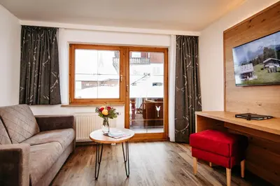 Ein Sitzbereich in der Unterkunft Hotel Alpenstüble Appartements