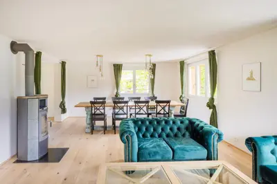 Ein Sitzbereich in der Unterkunft Sonnenschein Chalet Egg